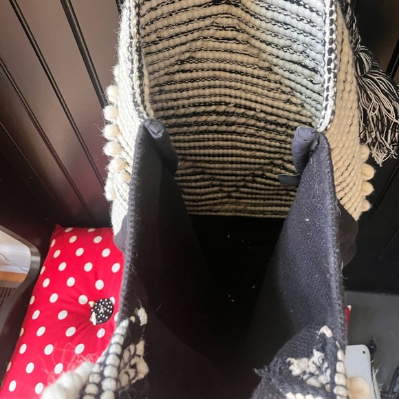 Black and white woven bag with tassel - Picture 3 of 3